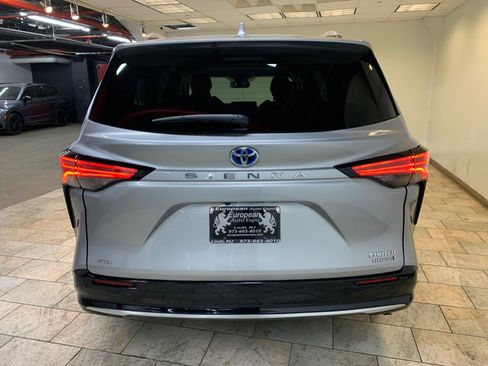 Used 2023 Toyota Sienna Limited w/ Protection Package (TMS) image 6