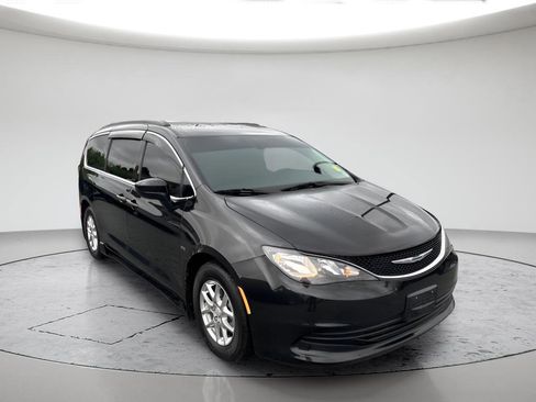 Used 2020 Chrysler Voyager Lxi FWD image 3