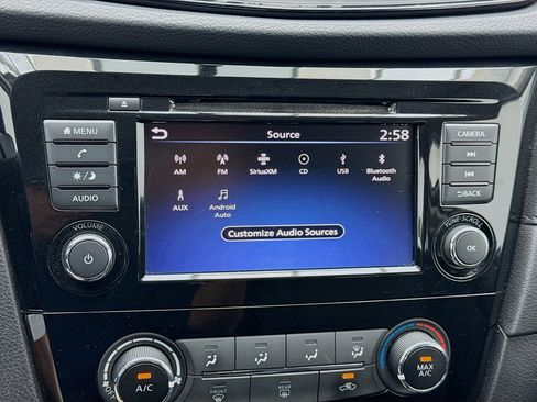 Used 2018 Nissan Rogue S image 11