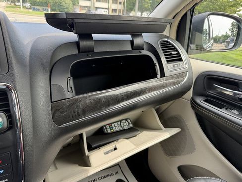 Used 2015 Chrysler Town & Country Touring-L w/ Driver Convenience Group FWD image 39