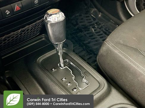 Used 2016 Jeep Wrangler Unlimited Rubicon w/ Connectivity Group image 10