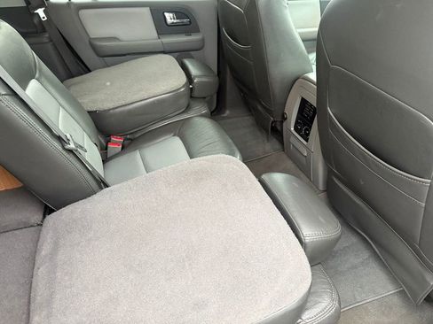 Used 2005 Ford Expedition XLT image 18
