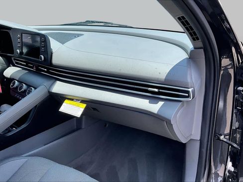 Used 2021 Hyundai Elantra SE FWD image 16