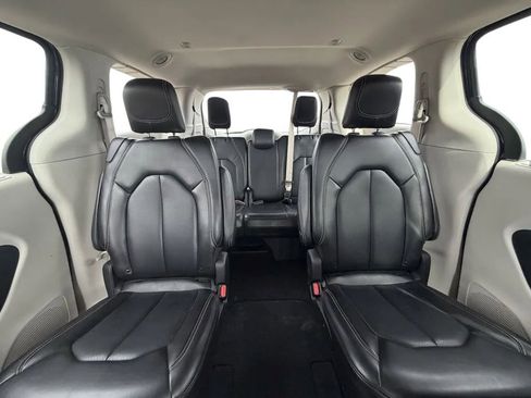 Used 2023 Chrysler Pacifica Touring-L image 27