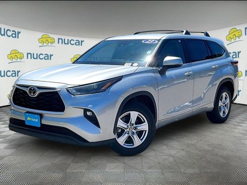 Used 2023 Toyota Highlander LE FWD image 3