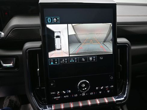 Used 2025 GMC Yukon XL AT4 w/ AT4 Premium Plus Package image 4