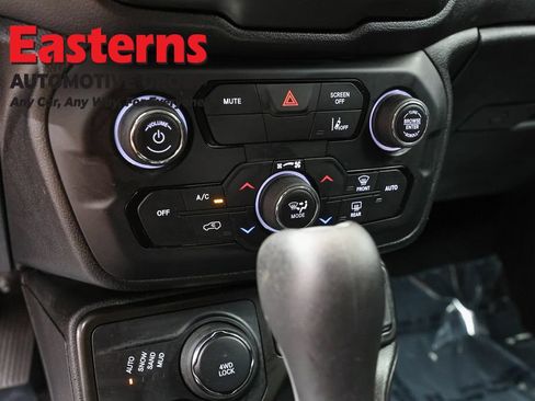 Used 2021 Jeep Renegade Latitude AWD/4WD image 19
