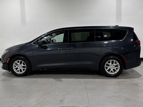 Used 2020 Chrysler Pacifica Touring w/ Advanced Safetytec Group FWD image 13