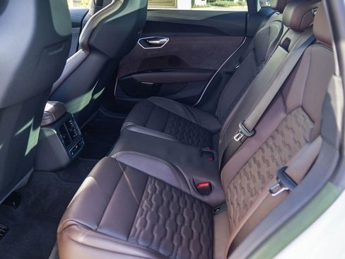 Used 2023 Audi e-tron GT Prestige image 18