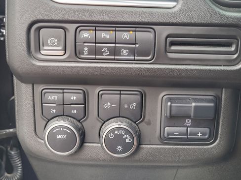 Used 2023 Chevrolet Suburban Z71 w/ Luxury Package image 24