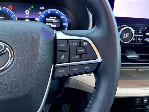 Used 2023 Toyota Highlander Limited AWD/4WD image 12