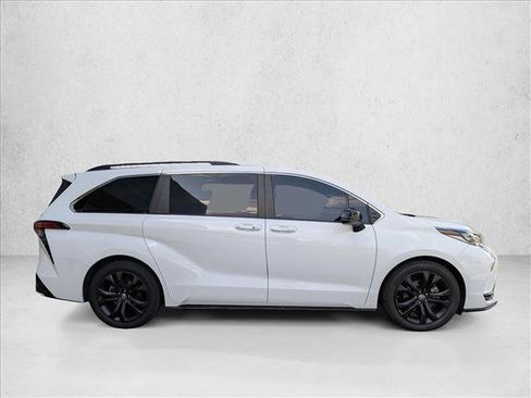Used 2022 Toyota Sienna XSE FWD image 4