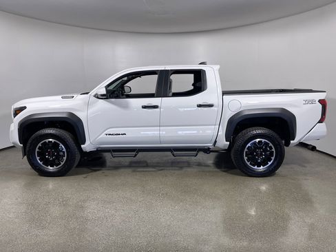 Certified 2025 Toyota Tacoma TRD Off-Road AWD/4WD image 6