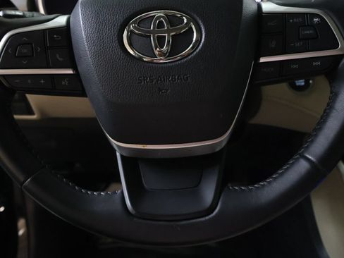 Used 2025 Toyota Highlander XLE FWD image 19