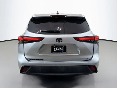 Used 2023 Toyota Highlander LE FWD image 6