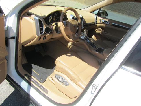 Used 2012 Porsche Cayenne Turbo image 17