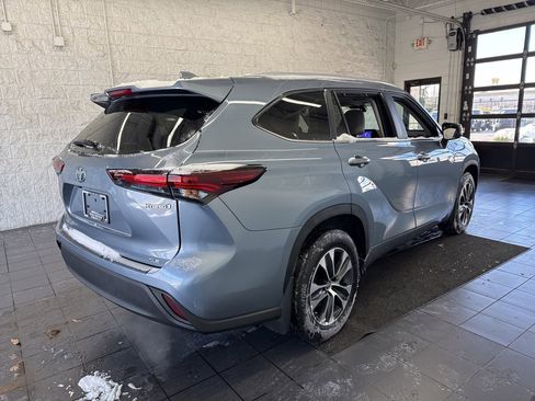 Certified 2024 Toyota Highlander XLE image 8