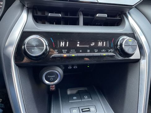 Used 2023 Toyota Venza LE image 12