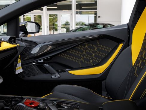 Used 2025 Lamborghini Revuelto AWD/4WD image 36