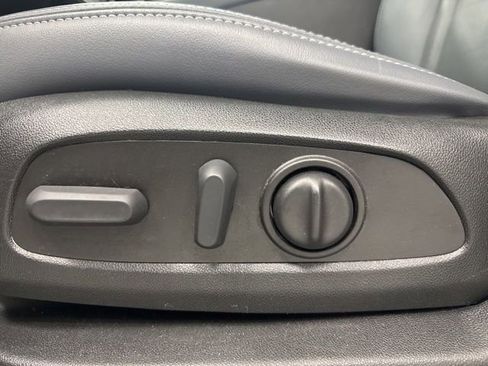 Used 2023 Buick Enclave Essence w/ Experience Buick Package FWD image 9