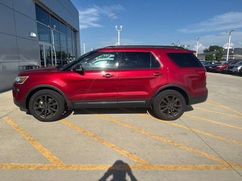 Used 2018 Ford Explorer XLT w/ XLT Appearance Package AWD/4WD image 2