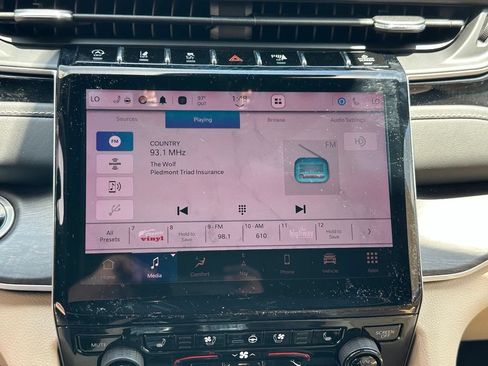 Used 2023 Jeep Grand Cherokee Limited w/ Luxury Tech Group II AWD/4WD image 28
