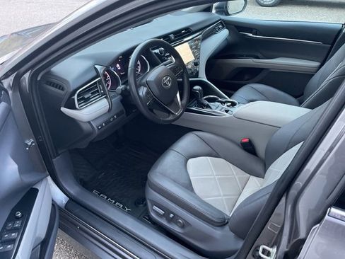 Used 2019 Toyota Camry XLE image 11