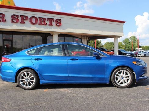 Used 2017 Ford Fusion SE w/ Fusion SE Technology Package image 3