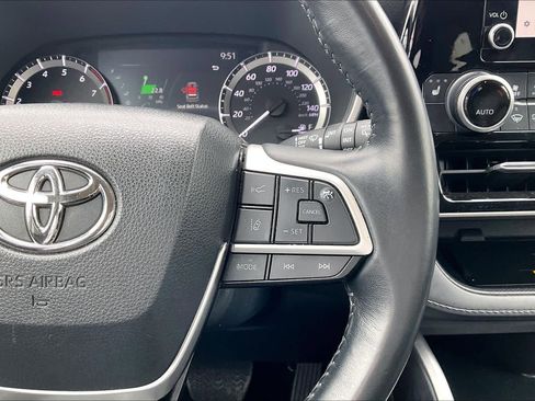 Used 2023 Toyota Highlander XLE FWD image 25