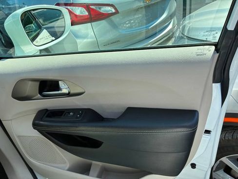 Used 2021 Chrysler Pacifica Touring-L FWD image 19