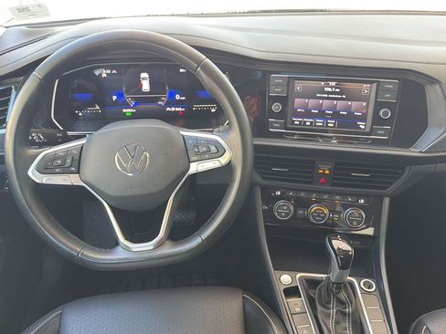 Certified 2023 Volkswagen Jetta SE w/ Panoramic Sunroof Package FWD image 18