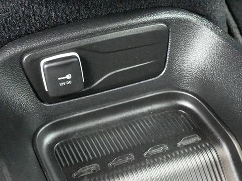 Used 2025 Chrysler Pacifica Select FWD image 4