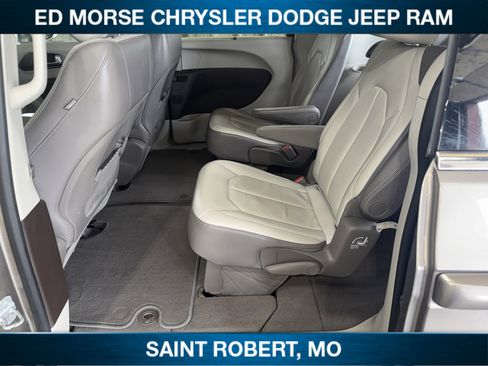 Used 2017 Chrysler Pacifica Touring-L FWD image 24