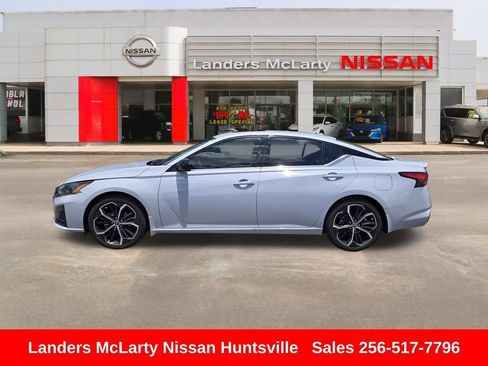 Used 2025 Nissan Altima 2.5 SR w/ SR Premium Package FWD image 8