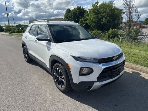 Used 2023 Chevrolet TrailBlazer LT FWD image 2