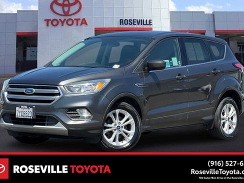 Used 2017 Ford Escape SE FWD image 1