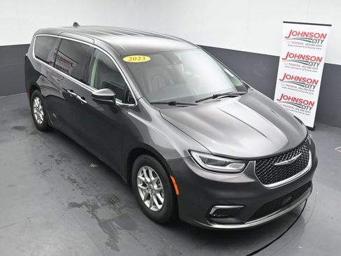 Used 2023 Chrysler Pacifica Touring-L FWD image 24