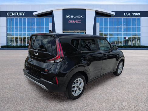 Used 2025 Kia Soul LX image 4