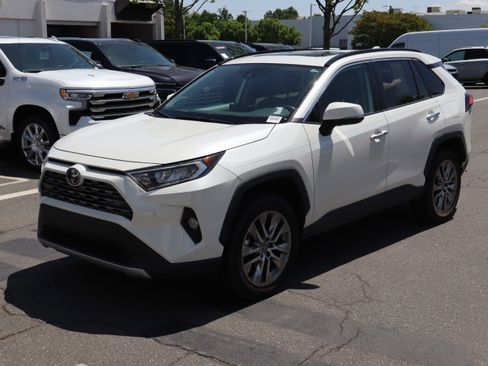 Used 2020 Toyota RAV4 Limited FWD image 5