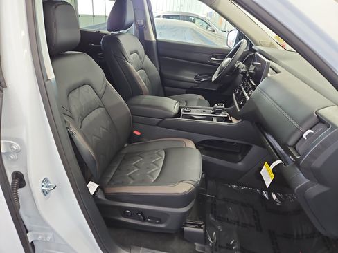 New 2026 Nissan Pathfinder Platinum w/ Cargo Package image 9