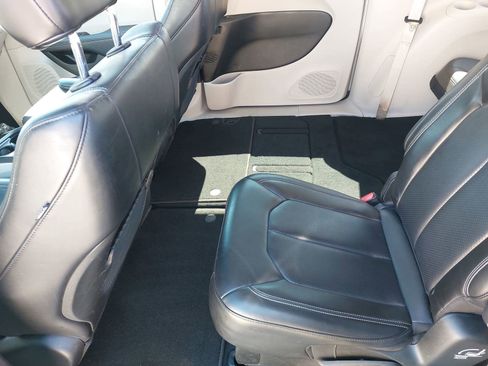 Used 2023 Chrysler Pacifica Touring-L image 16