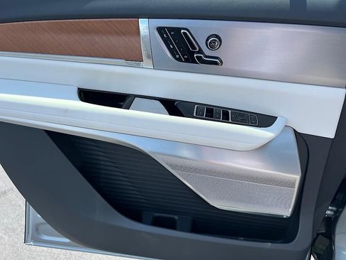 New 2026 Cadillac Vistiq Luxury w/ LPO, Floor Liner Package AWD/4WD image 15