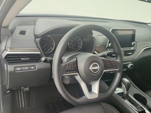 Used 2025 Nissan Altima 2.5 SV image 14