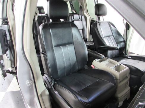 Used 2014 Chrysler Town & Country Touring image 60