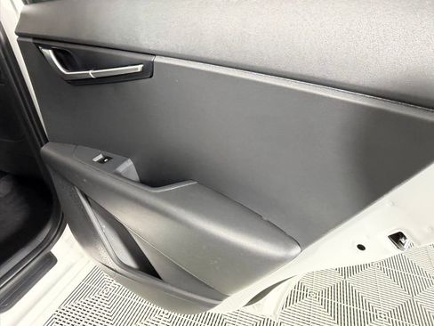 Used 2025 Kia Niro LX image 28