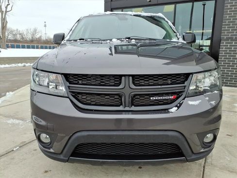Used 2019 Dodge Journey SE image 2