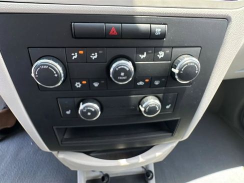 Used 2010 Volkswagen Routan SE FWD image 36