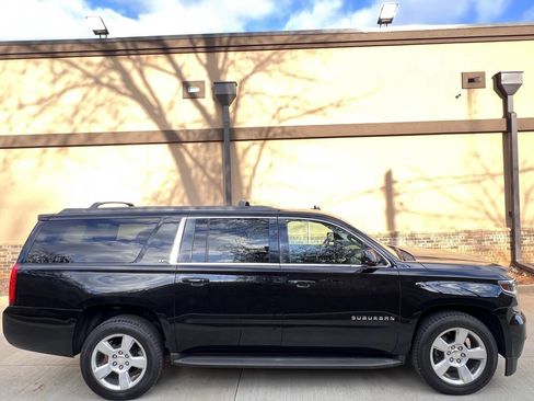Used 2016 Chevrolet Suburban LT image 3