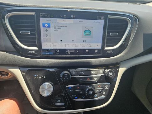 Used 2023 Chrysler Pacifica Touring-L FWD image 12