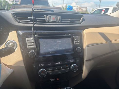 Used 2017 Nissan Rogue SV w/ SV Premium Package FWD image 4